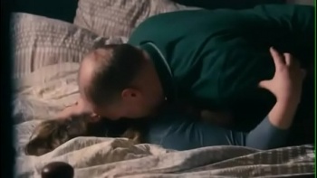 Папаша трогал за киску спящую дочку Лизу Роуи и разбудил ее для секса