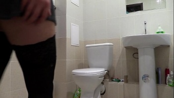 Голые девушки в туалете видео
