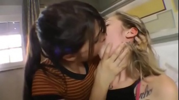 Порно видео японки целуются